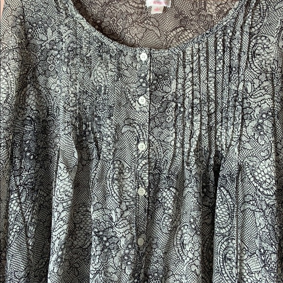 ‘XHILARATION’ GRAY PLEATED BUTTON DOWN BLOUSE!!! - Picture 2 of 7